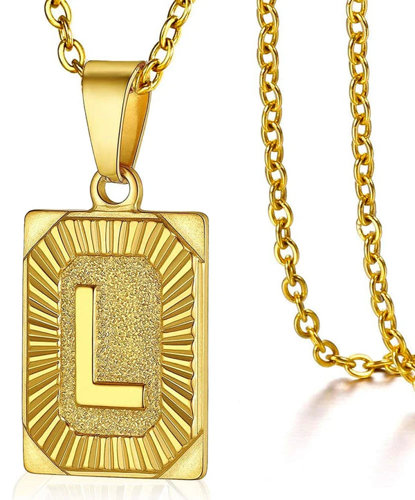 Collar con dije inicial L de tono dorado con diseño rectangular y sol.
