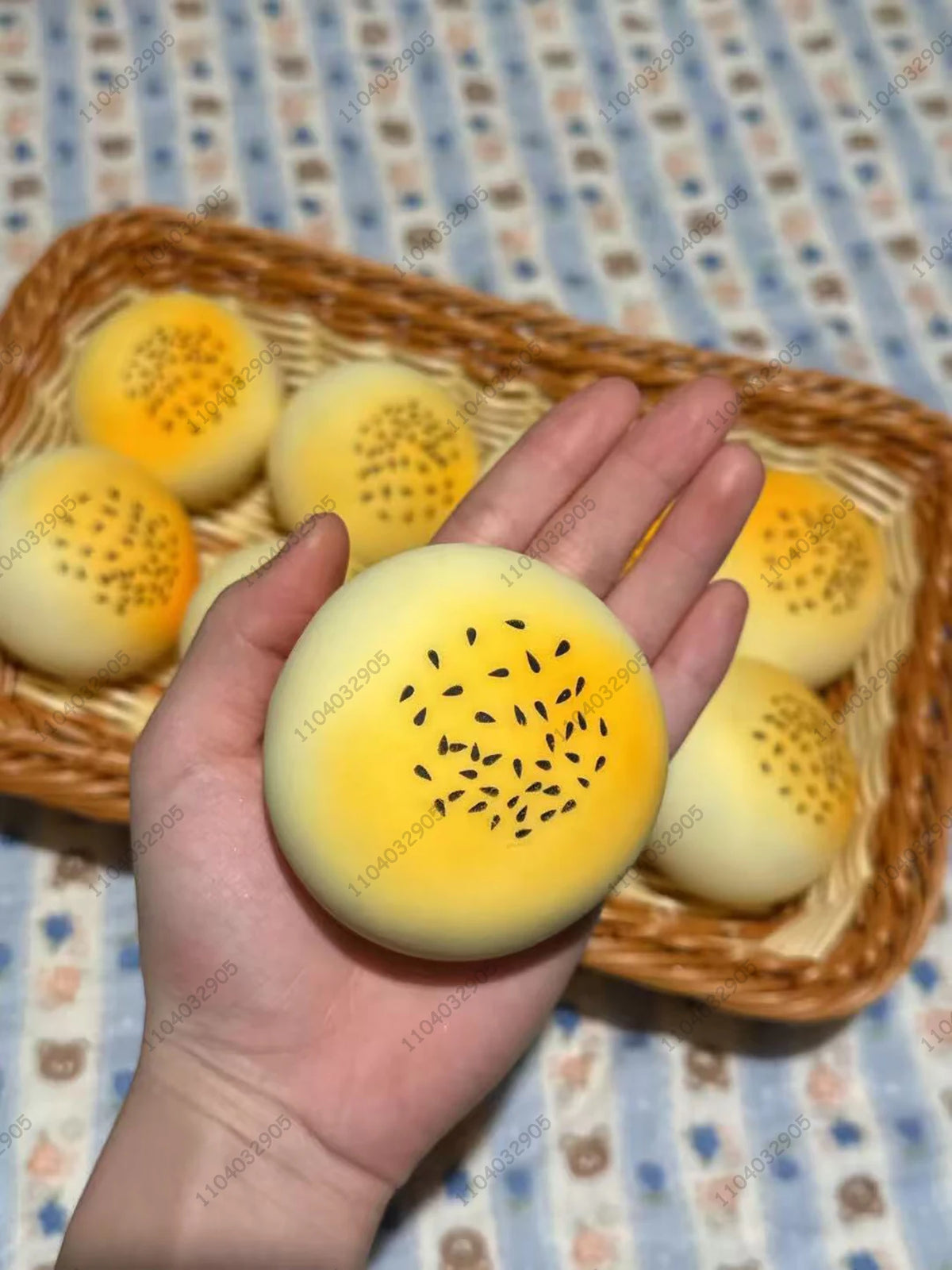 Eine Hand hält einen gelben, strukturierten Kartoffel-Stressball-Spielzeug in einem geflochtenen Korb.