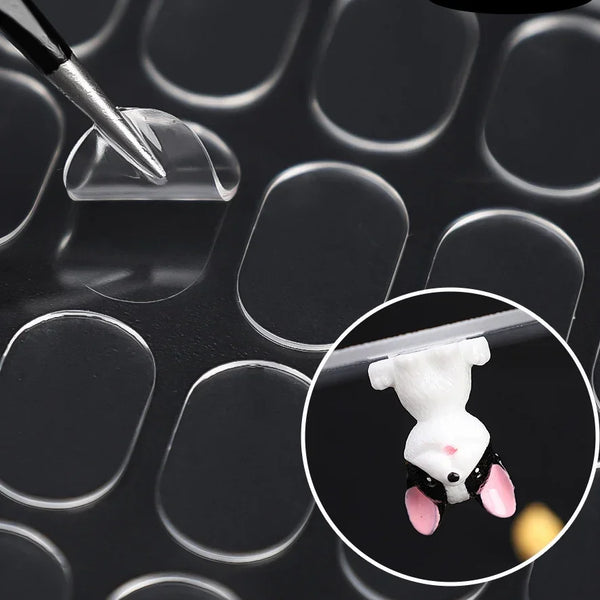 Une petite souris blanche est placée sur un patch adhésif transparent sur un fond sombre.