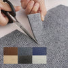 Una mano usa tijeras para cortar una baldosa de alfombra gris, junto a una muestra de baldosas de varios colores.