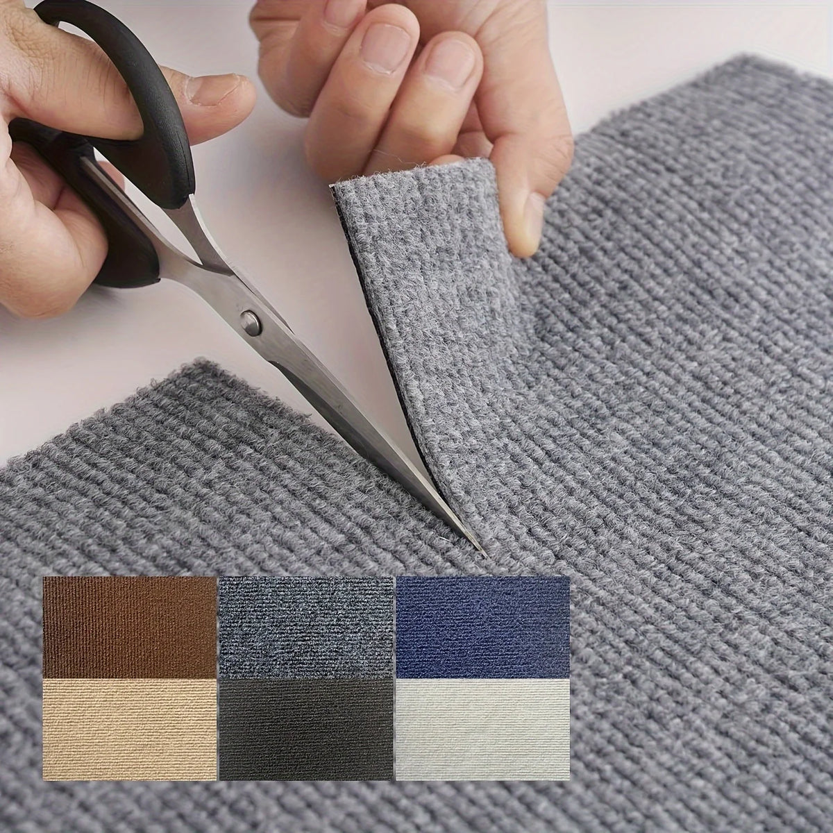 Una mano usa tijeras para cortar una baldosa de alfombra gris, junto a una muestra de baldosas de varios colores.