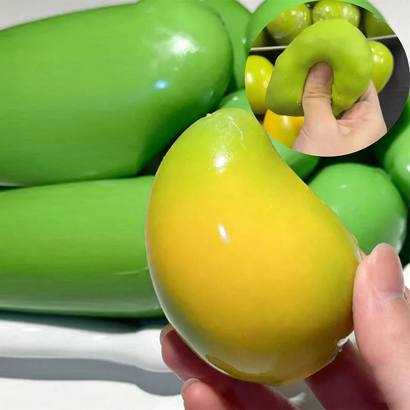 Eine Hand hält einen leuchtend gelben therapeutischen Stressball vor einem verschwommenen grünen Hintergrund.