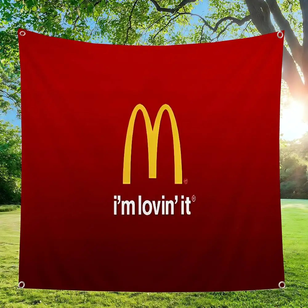 Une bannière rouge avec le logo des arches dorées de McDonald's et le texte "I'm lovin' it", affichée à l'extérieur.