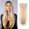 Une femme modèle de longs cheveux blonds lisses avec des extensions clip-in et un autre ensemble d'extensions.