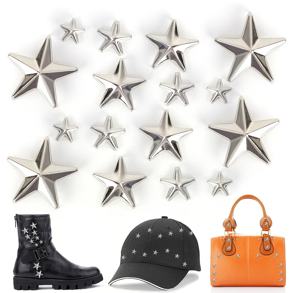 Silbersternecken für Kleidung und Accessoires neben einem schwarzen Stiefel und einer orangen Clutch.
