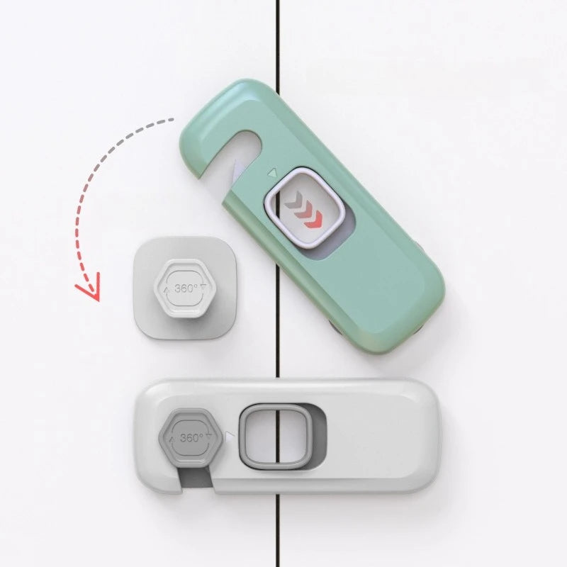 Vue rapprochée d'un mécanisme de verrouillage de sécurité d'un meuble adhésif vert clair et d'un petit loquet rond.