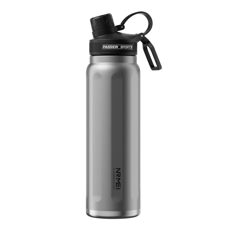 Botella de agua de acero inoxidable con aislamiento, plateada, tapa negra y marca deportiva.
