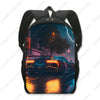 Schwarzer taktischer Rucksack mit neonbeleuchteter Stadtansicht und einem dunklen Sportwagen auf einer nassen Straße bei Nach