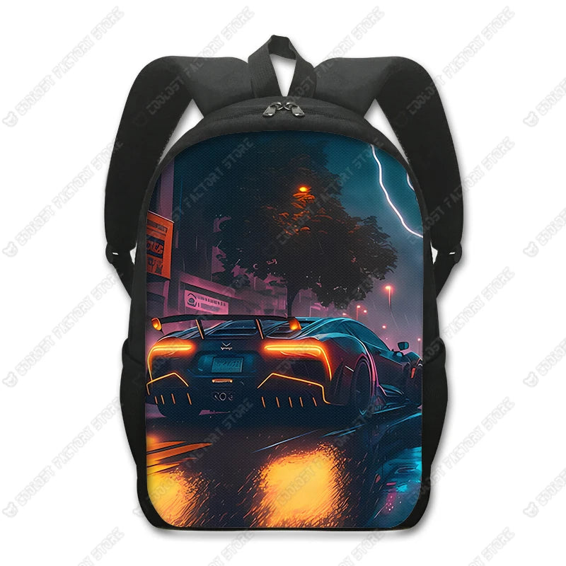 Schwarzer taktischer Rucksack mit neonbeleuchteter Stadtansicht und einem dunklen Sportwagen auf einer nassen Straße bei Nach