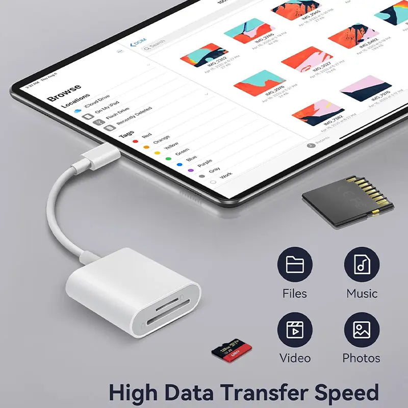 Ein weißes USB-C-Kartenlesegerät neben einem Tablet mit Dateibrowser-Optionen.