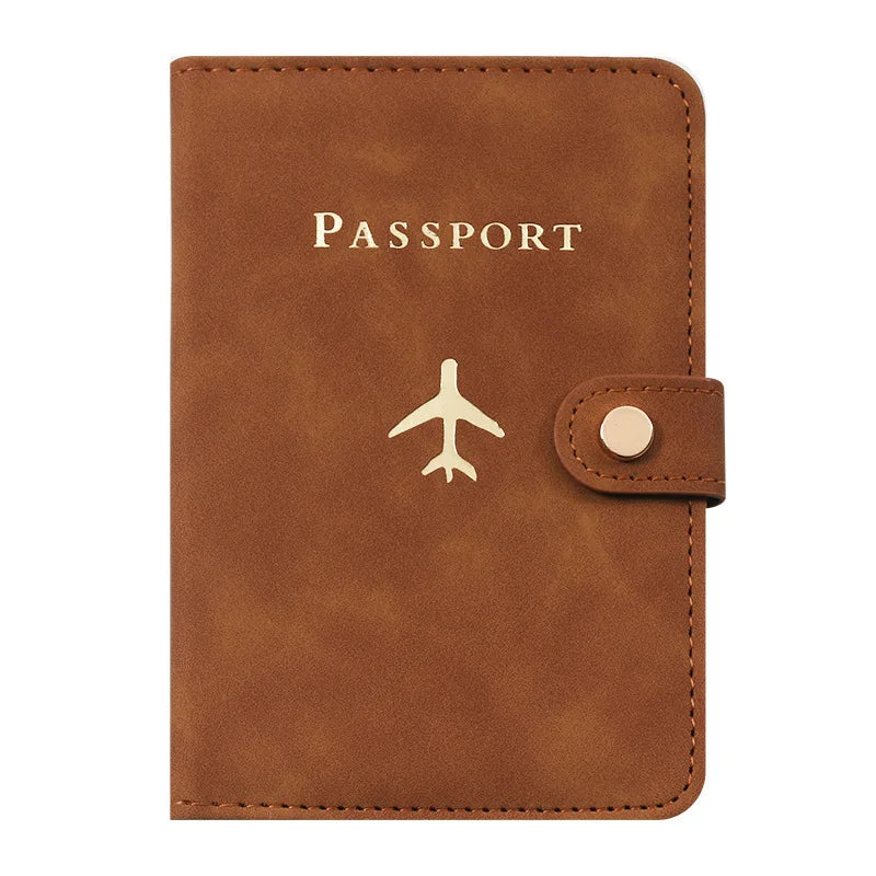 Porte-passeport en cuir marron avec le mot PASSPORT et un petit logo d'avion.