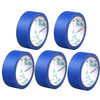 Cuatro rollos de cinta de enmascarar azul con una capa interior blanca y marcas verdes, vistos desde el lado.
