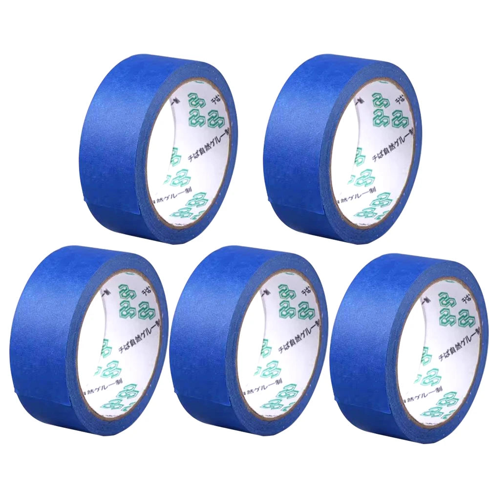 Cuatro rollos de cinta de enmascarar azul con una capa interior blanca y marcas verdes, vistos desde el lado.