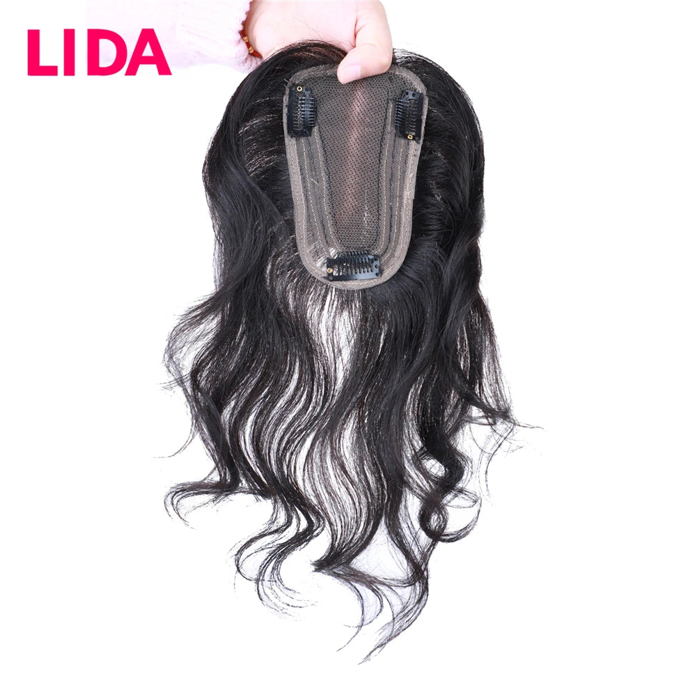 Gros plan d'une extension de cheveux noirs avec fermeture en maille tenue par une main.