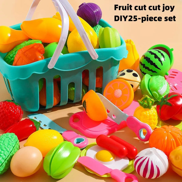 Buntes Set aus Früchten und Gemüsespänen mit Schneidwerkzeugen für Kinder.