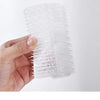 Une main tient un ensemble de tampons à vaisselle en silicone et brosse à fissures.