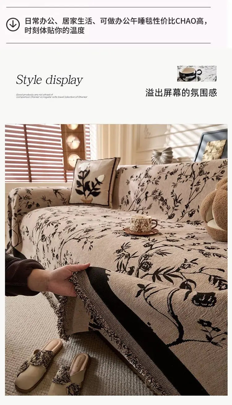 Nahaufnahme einer beige bestickten Chenille-Sofabezug mit schwarzen Blumenmustern und einem dunklen Akzentstreifen.