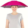 Une femme portant un chapeau parapluie rose vif pour se protéger du soleil et de la pluie.