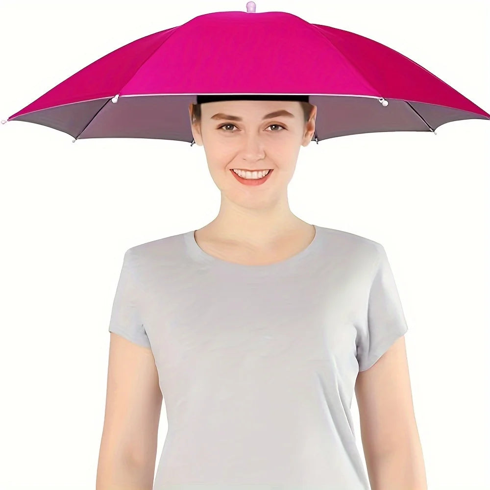 Une femme portant un chapeau parapluie rose vif pour se protéger du soleil et de la pluie.