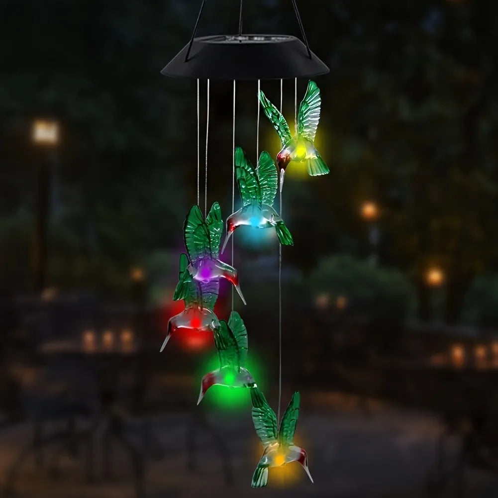 Carillon à vent solaire suspendu avec plusieurs oiseaux en verre vert et irisé.