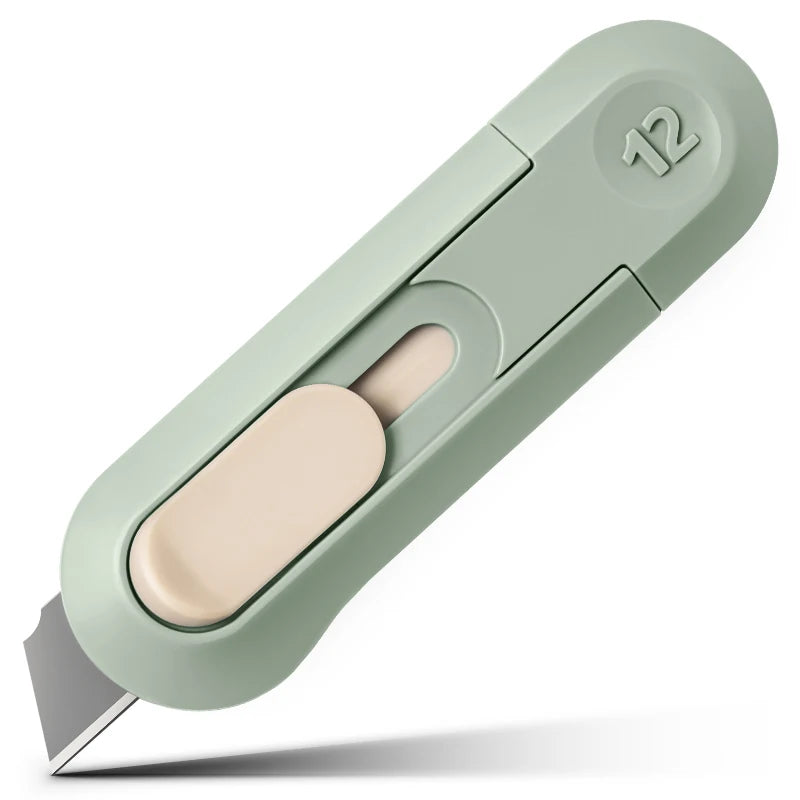Helles grünes Präzisionsmini-Papiercutter mit beige Blat und nummerierten Markierungen.