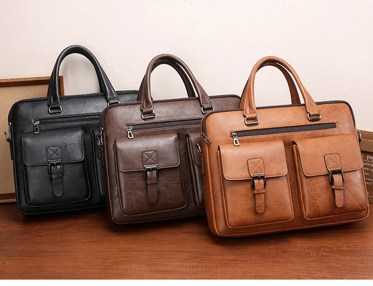 Drei braune und schwarze Herren-Leder-Business-Briefcases auf einer Holzoberfläche.