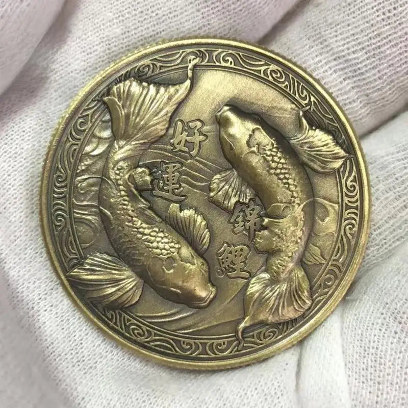 Vintage goldfarbener Münze mit detaillierter Darstellung eines Koi-Fisches für Neujahrsgeschenke.