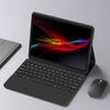 Schwarzes Universal-iPad-Hülle mit Bluetooth-Tastaturlid, geöffnet auf grauer Oberfläche.