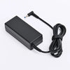 Schwarzes universelles Laptop-Netzteil mit gewickeltem Kabel und Stecker.