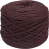 Eine Kugel dicker dunkelmarooner Polyester-Strickfaden, fest aufgewickelt.