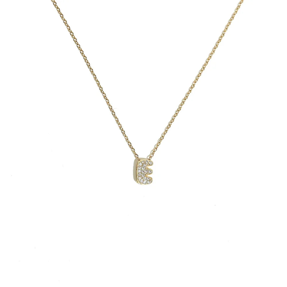 Collier en chaîne doré avec pendentif lettre initiale scintillant fait de zircons cubiques.