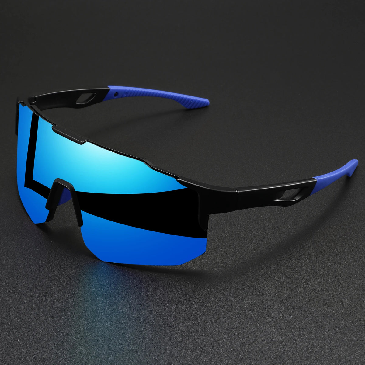Lunettes de sport oversize à monture enveloppante, verres bleu et noir avec accents violets, posées sur une surface sombre.