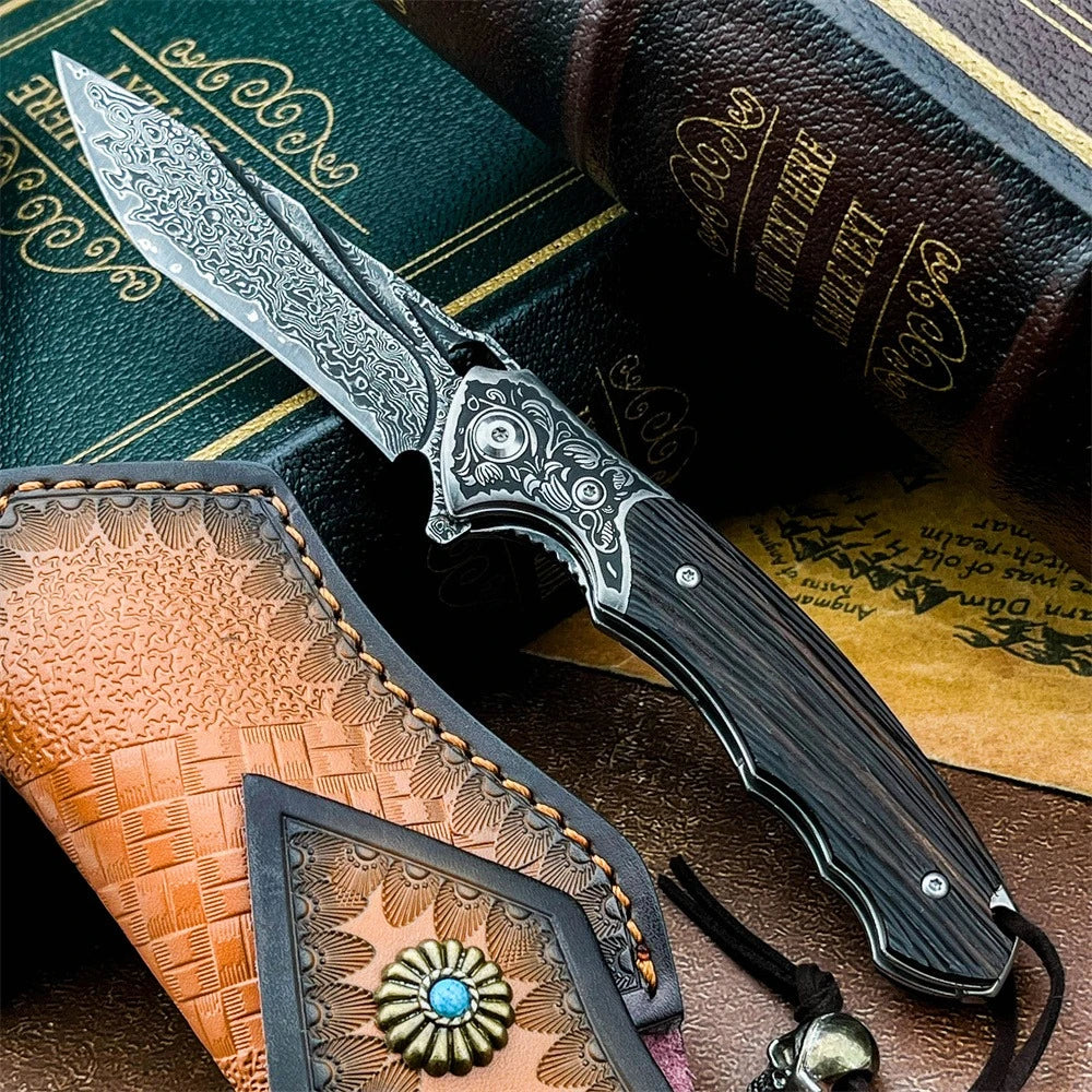 Nahaufnahme einer gefalteten Taschenmesser aus Damasziner Stahl mit Ebenholzgriff, auf Leder und Pergament.