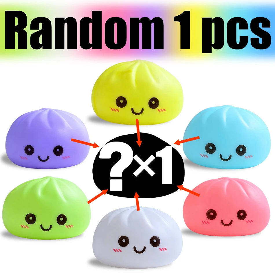 Colección de cinco juguetes antiestrés de dumplings brillantes y suaves en varios colores: amarillo, morado, azul, verde y ro