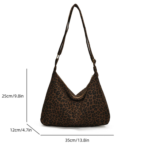 Bolso cruz de lona con estampado de leopardo marrón, medido 25cm de alto por 12cm de ancho.
