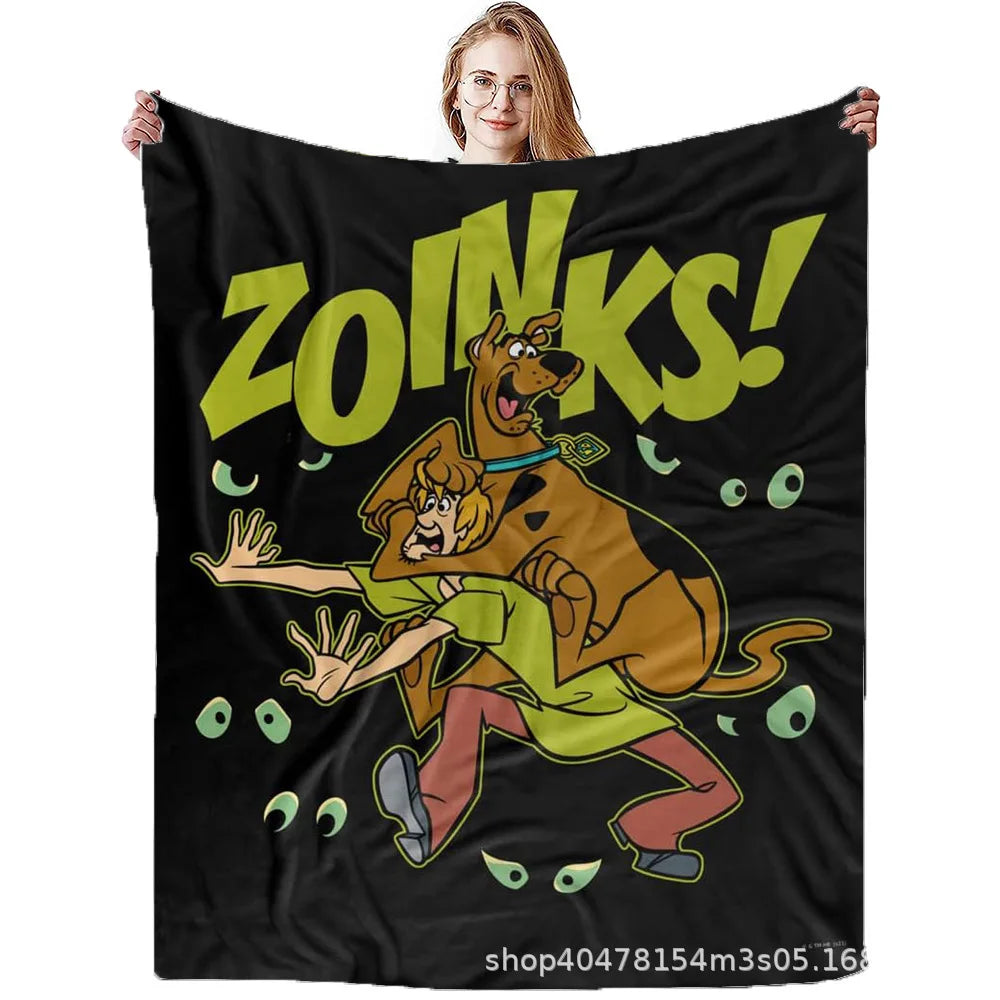 Schwarze Decke mit karikaturartiger Darstellung eines Hundekarakters in grünem Hemd und braunen Hosen mit dem Text ZOINKS!