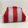 Clutch con rayas verticales rojas y blancas, hecho de material tejido de crochet.