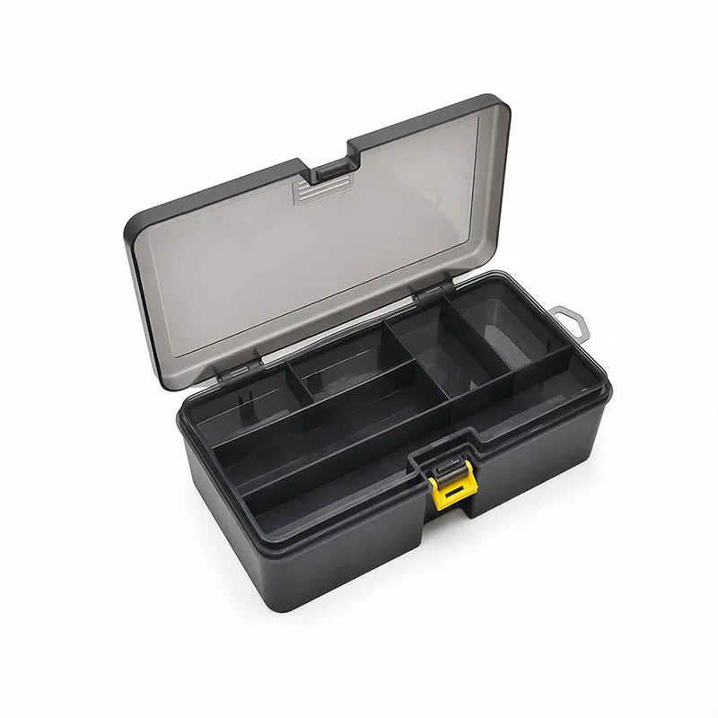 Schwarze, robuste Angelbox mit offenem Deckel und organisiertem Innenraum zur Aufbewahrung.