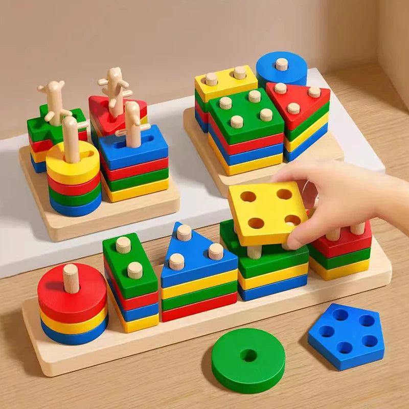 Un ensemble de blocs de construction en bois Montessori colorés empilés en différentes formes et couleurs sur une surface en 