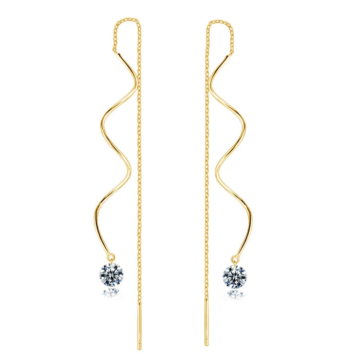 Un par de elegantes pendientes colgantes de oro con piedras de circonita cúbica en delicadas cadenas curvas.