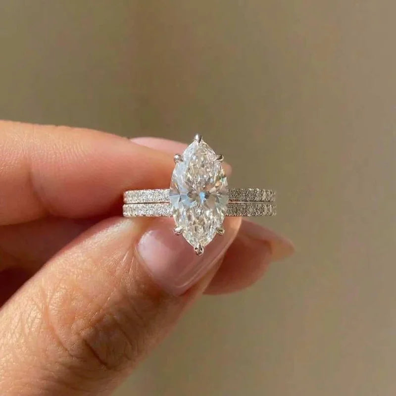 Gros plan d'une bague en argent sterling avec zircon marquise portée à un doigt.