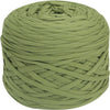 Eine Kugel dicker olivgrüner Polyester-Strang zum Stricken für Bastprojekte.