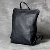 Schwarzer, echter Kuhfell-Rucksack auf grauem Hintergrund.