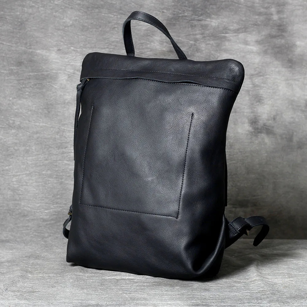 Schwarzer, echter Kuhfell-Rucksack auf grauem Hintergrund.