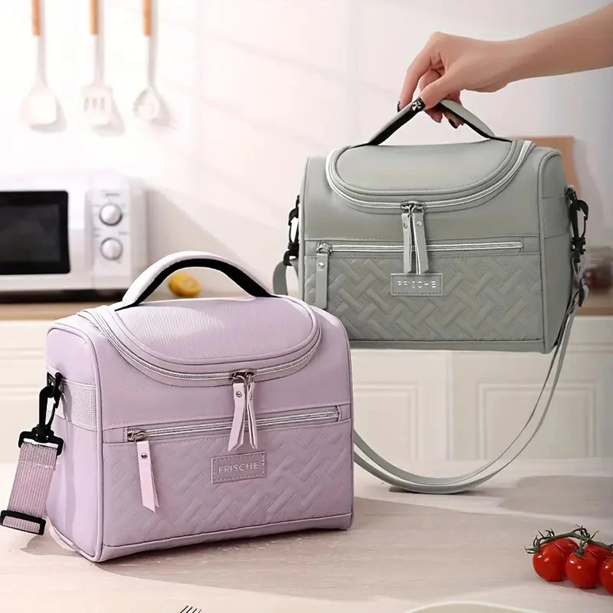 Una bolsa de almuerzo aislada de color verde claro con correa acolchada sobre una mesa.