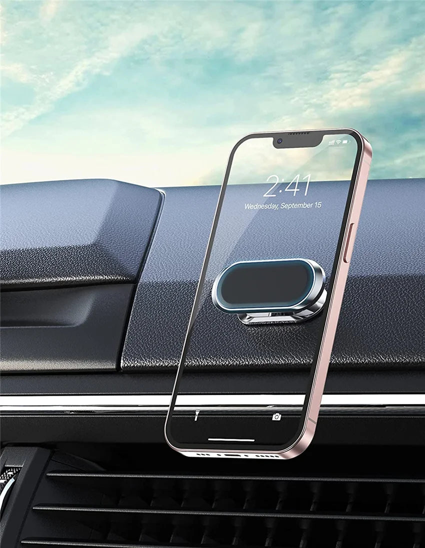 Ein pinkes Smartphone wird auf einem magnetischen Halter für das Auto in der Innenraumansicht gezeigt.