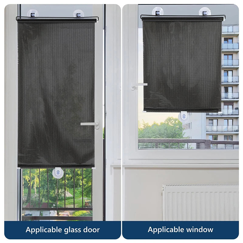 Stores occultantes noires installées sur une porte vitrée et une fenêtre ouvrante.