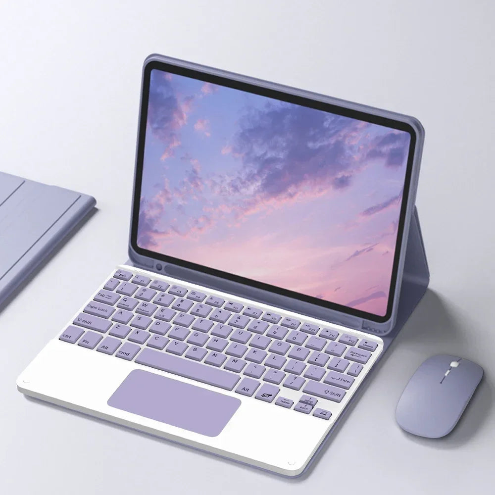 Silber- und violette Universal-iPad-Hülle mit Bluetooth-Tastatur, auf weißem Untergrund.