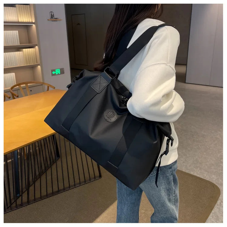 Versatile Large-Capacity Travel Duffel Bag with Water-Resistant Oxford Fabric
