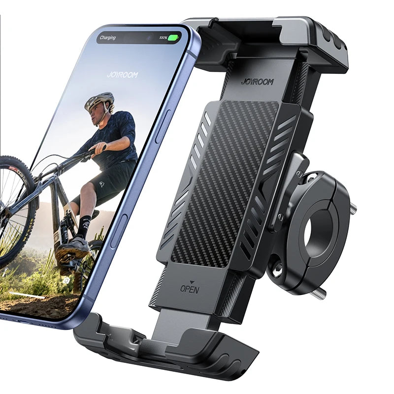 Schwarzer Fahrrad-Handyhalter mit Ladefunktion neben einem Smartphone, das eine Motorradszene anzeigt.